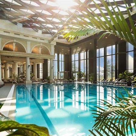 Kings' Valley Medical & Spa Hotel Kazanlak Luaran gambar The swimming pool at the InterContinental