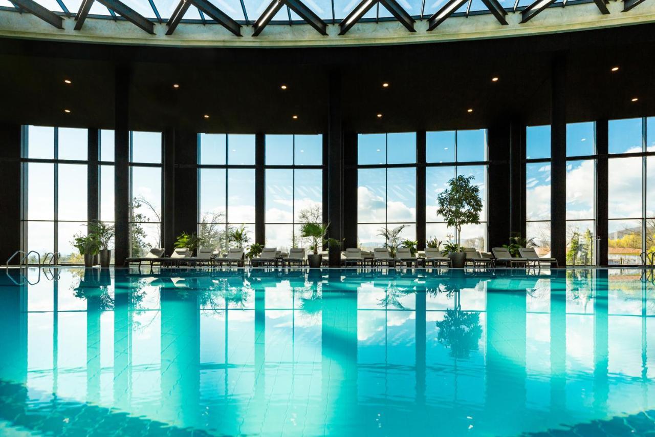 Kings' Valley Medical & Spa Hotel Kazanlak Luaran gambar The swimming pool at the hotel